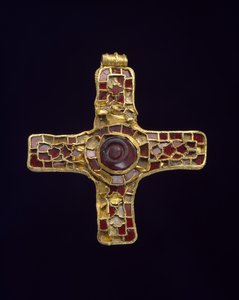 Cross (Holderness Cross) (kalsiumkarbonat, granat og gull)